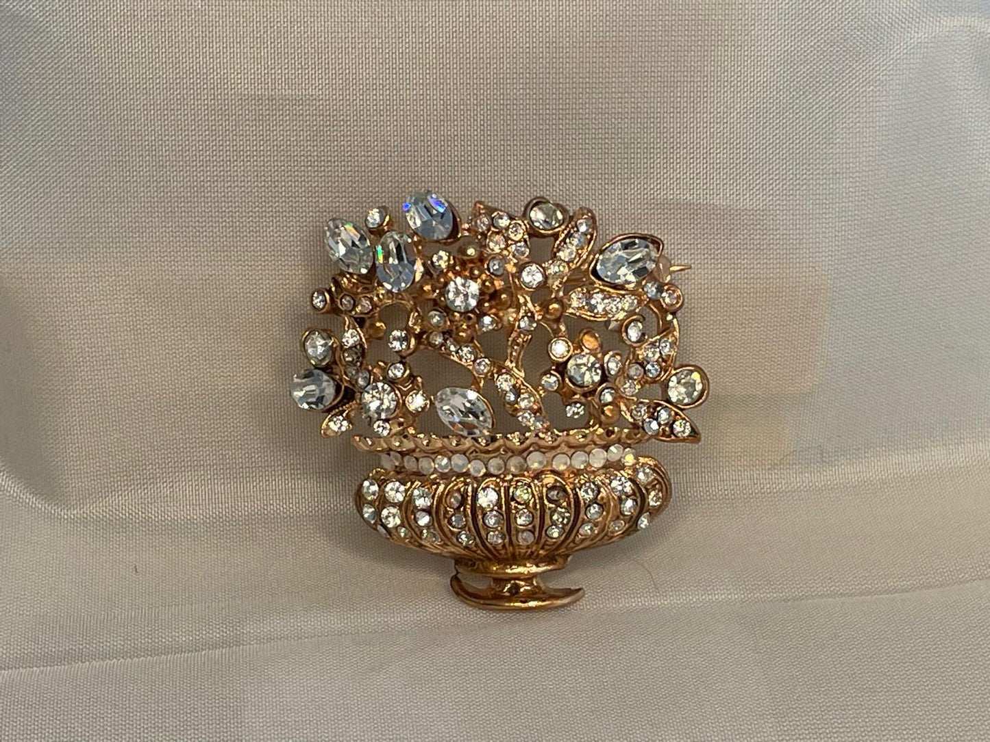Vase of flowers brooch